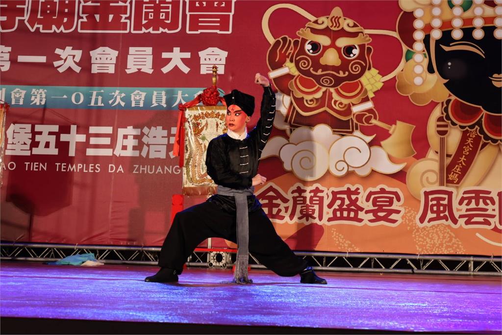 國立台灣戲曲學院帶的京劇演出,讓與會者沉浸在宗教與藝術交織的文化盛宴中。(圖/浩天宮)