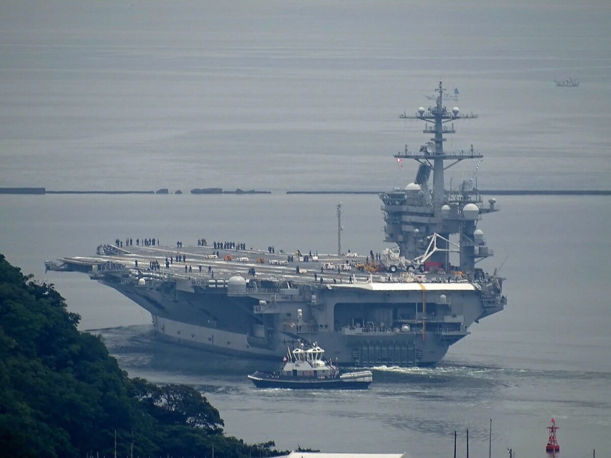 ▲George Washington號航空母艦(CVN73)啓航離開日本橫須賀港。