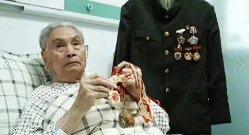 ▲高齡95歲的離休幹部鄭蔚,被控20年前在村中組織「十二代表」,涉嫌敲詐勒索村民、強拆建物,甚至對人噴催淚劑。2023年他遭網路通緝,2024年法院一審判處有期徒刑5年。如今躺在病床上等待二審開庭的他,回想過往革命歲月,百感交集!