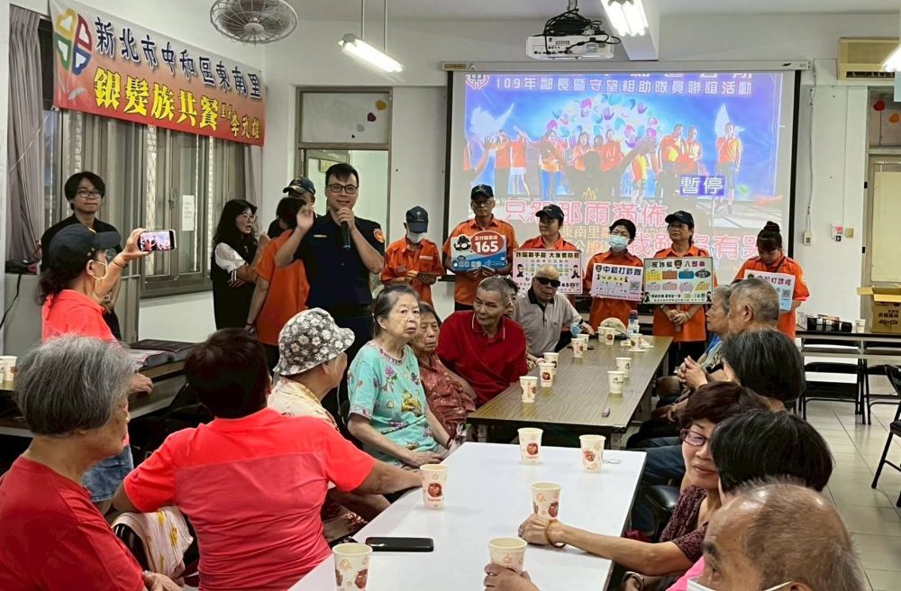 宣導識詐防騙 中和警型男所長深入社區 1 《圖說》南勢派出所型男所長林煌智針對常見詐騙手法進行說明與提醒,宣導防止詐騙。〈中和分局提供〉