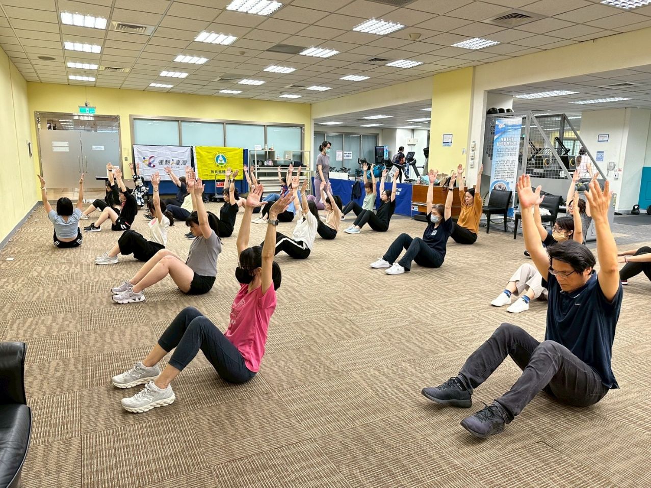 新北市巡迴運動指導 企業包班運動課程免費申請 打造健康職場文化 2 ▲新北市巡迴運動指導|技嘉科技股份有限公司_體態雕塑課程_專業師資帶領進行核心訓練,打造健康職場生活。(圖/新北體育局提供)