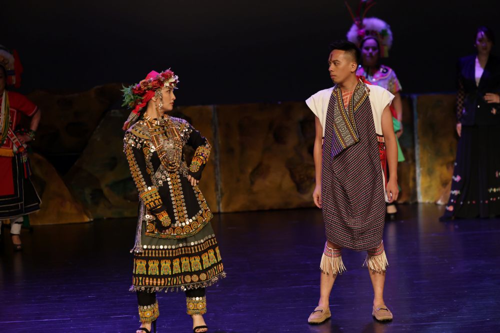 原民多元文化軟實力 《一起漂亮:唱出部落的記憶》 觸動人心 1 《圖說》馬見Lahuy Ipin議員伉儷走秀演出。〈原民局提供〉