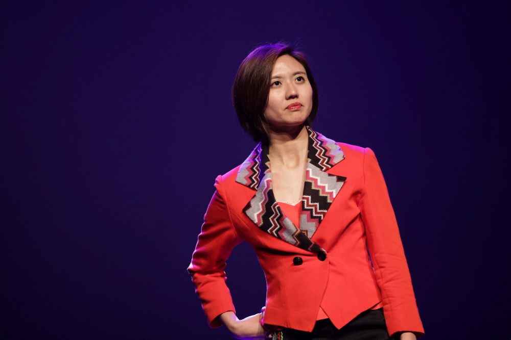 原民多元文化軟實力 《一起漂亮:唱出部落的記憶》 觸動人心 3 《圖說》原民局長林瑋茜Siku Yaway走秀演出。〈原民局提供〉