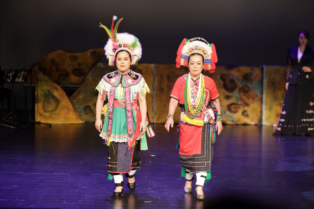 原民多元文化軟實力 《一起漂亮:唱出部落的記憶》 觸動人心 4 《圖說》楊春妹議員與宋雨蓁共同走秀。〈原民局提供〉