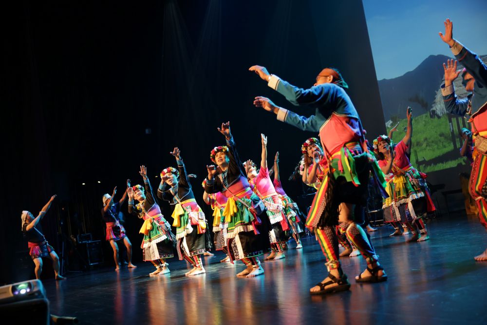原民多元文化軟實力 《一起漂亮:唱出部落的記憶》 觸動人心 5 《圖說》旅北都蘭部落文化藝術團演出。〈原民局提供〉
