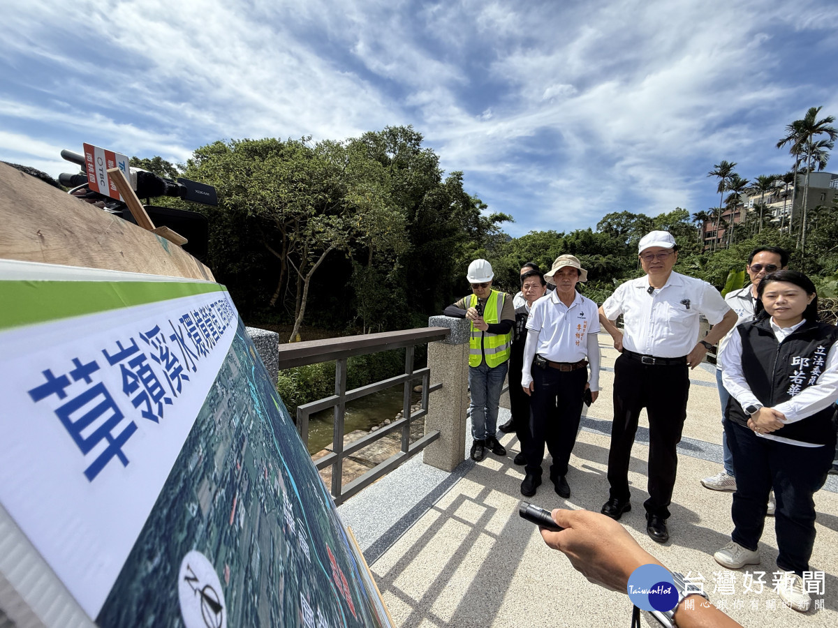 市長視察大溪區草嶺溪水環境營造工程頭寮步道。