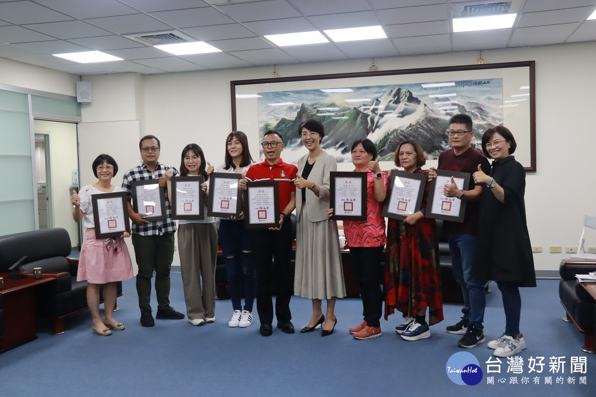 許縣長表揚績優民政人員。（記者扶小萍攝）