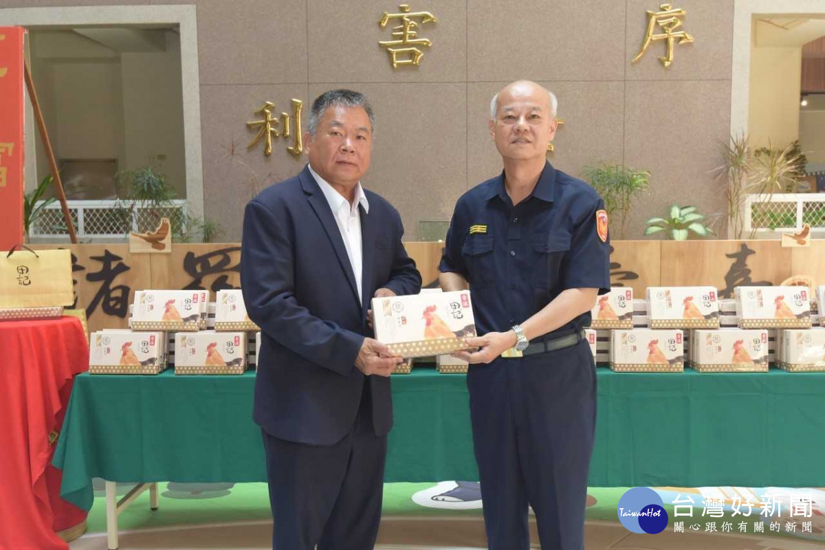 昇樺食品有限公司創辦人董事長吳裕田贈送嘉義市警局員警及工友每人1盒滴雞精，為同仁補充營養、加油打氣／警方提供