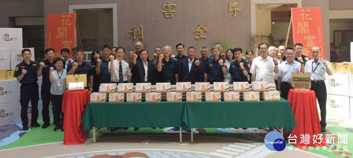 昇樺食品有限公司創辦人董事長吳裕田贈送嘉義市警局員警及工友每人1盒滴雞精,為同仁補充營養、加油打氣/警方提供
