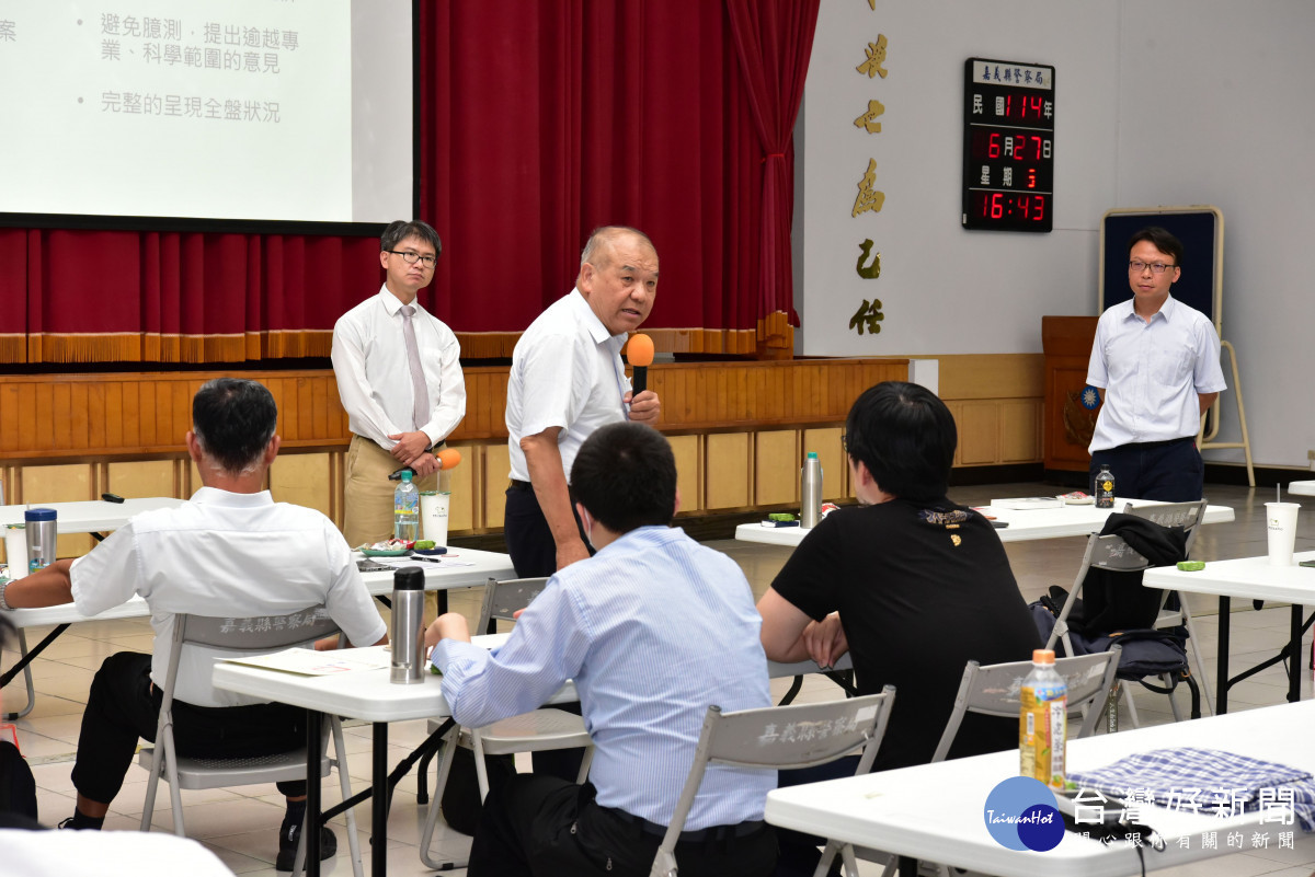 國內鑑識界權威人物、前臺北市政府警察局刑事鑑識中心主任謝松善(阿善師)親臨聽講,並與基層鑑識人員面對面交流/警方提供