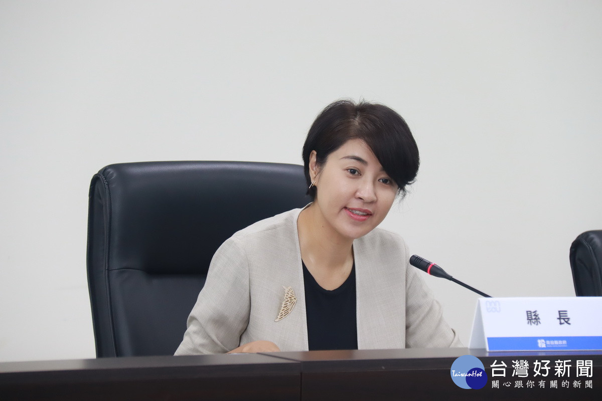 許縣長希望幫農友推廣南投茶葉鳳梨等農產。(記者扶小萍攝)