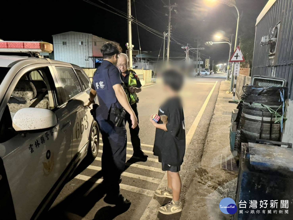 尋人小組員警在路旁發現女童/警方提供