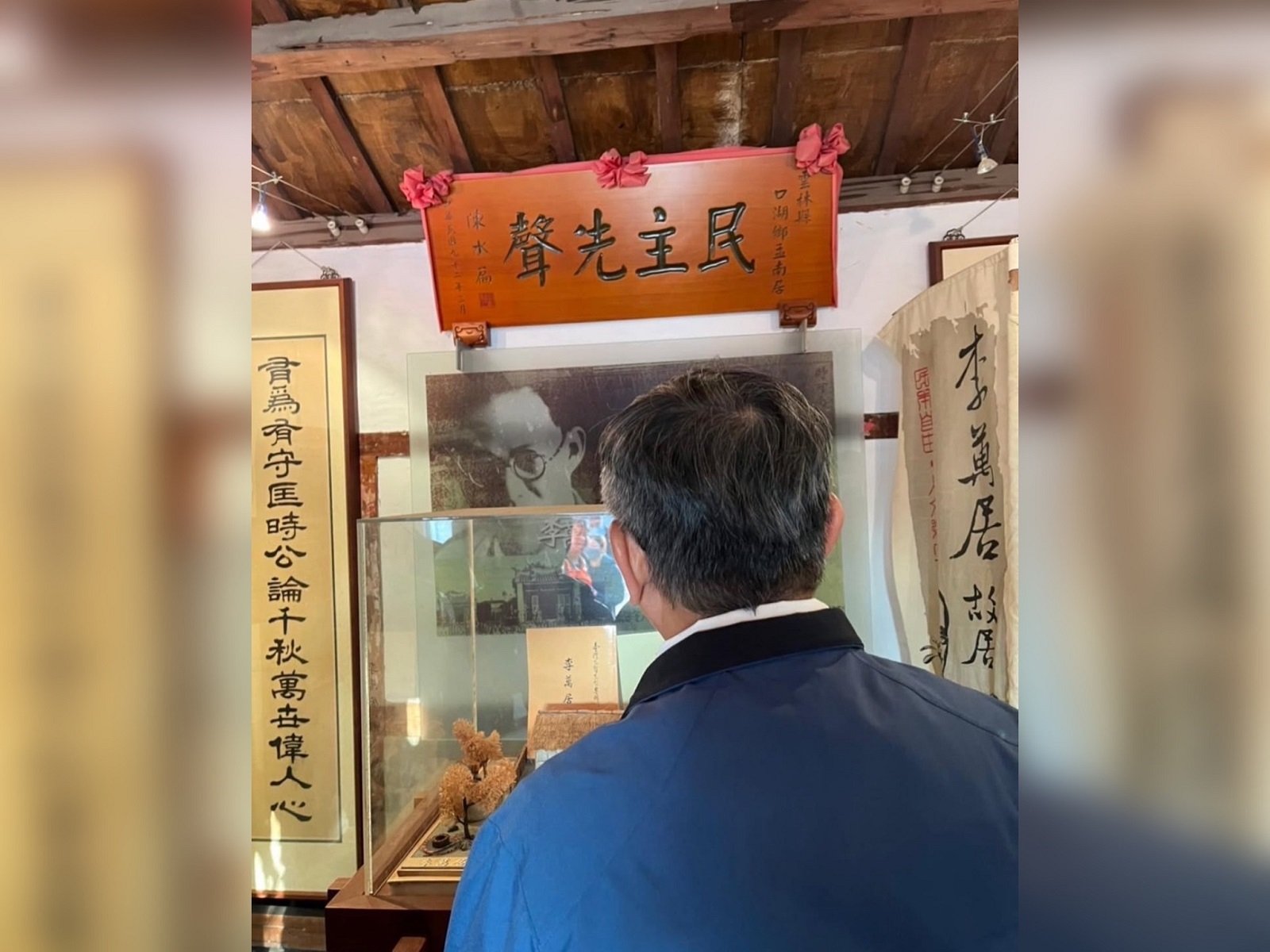 民眾黨立院黨團主任陳智菡30日秀出民眾黨前主席柯文哲二年前參觀李萬居故居舊照,批總統賴清德竟不識台南制憲代表。翻攝陳智菡臉書