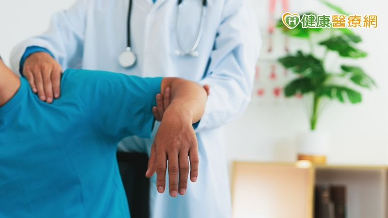 修路工人手痛到無法睡!醫揭「疼痛真相」 1治療成功解套