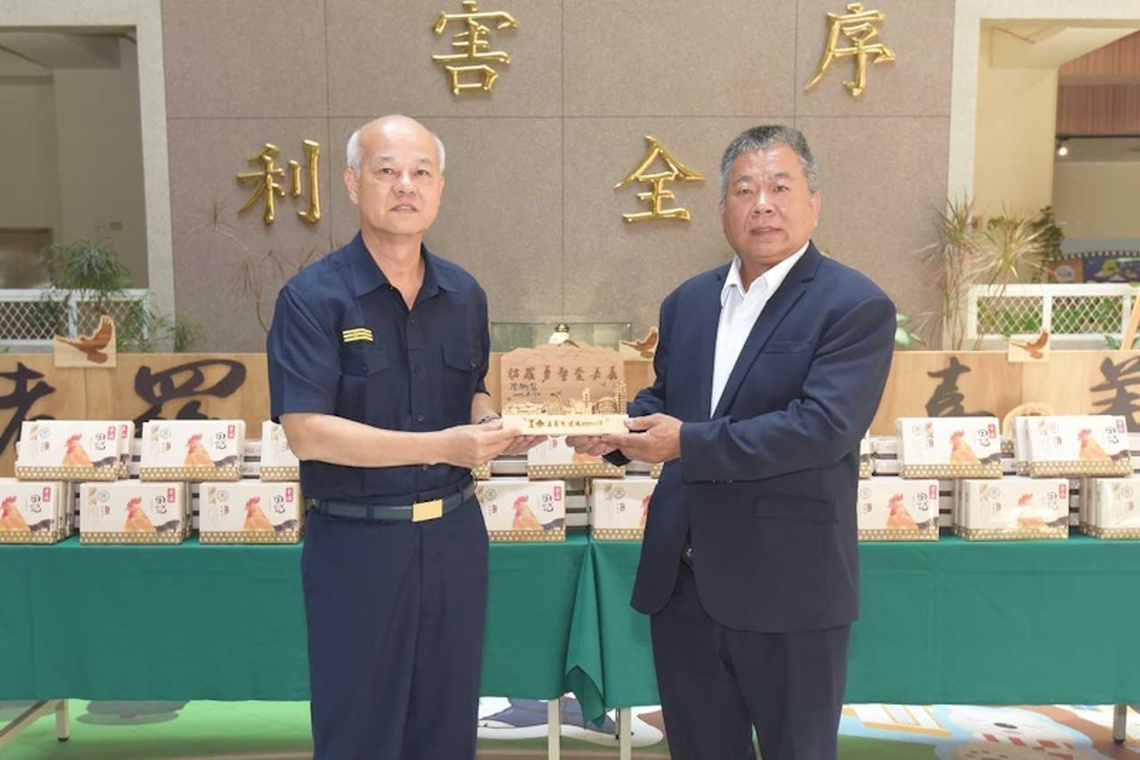 對嘉義市政府警察局榮獲「打詐英雄」縣市組第二名的肯定 昇樺食品吳裕田董事長贈滴雞精加油打氣