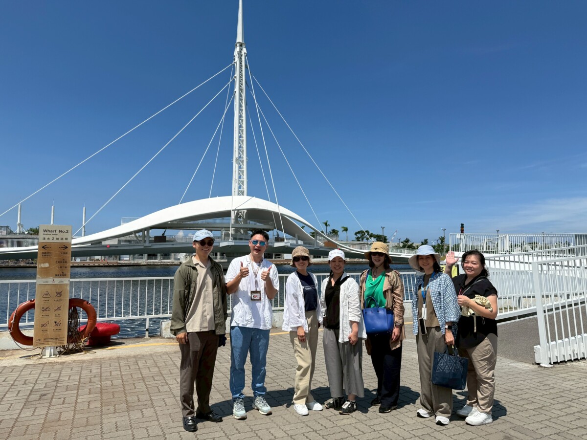 ▲圖說:踩線團造訪高雄港,參觀亞洲首座水平旋轉橋─大港橋。( 記者李堂安翻攝)