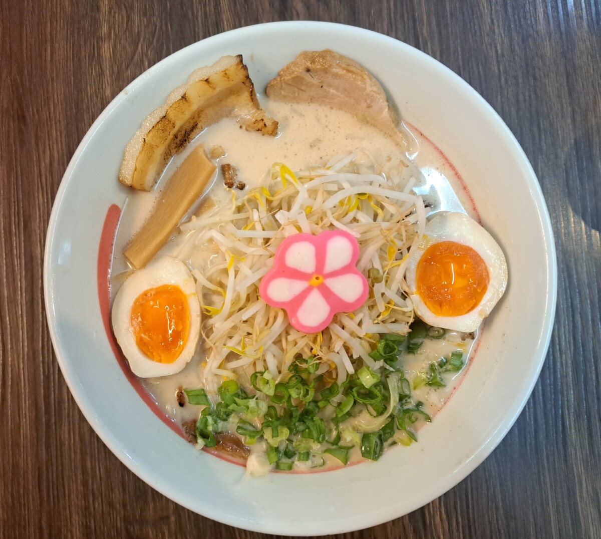 勝家八麵選用上等豬骨與數種食材，經過長時間熬煮，讓湯色濃郁、香氣四溢。(記者郭晉嘉拍攝)。