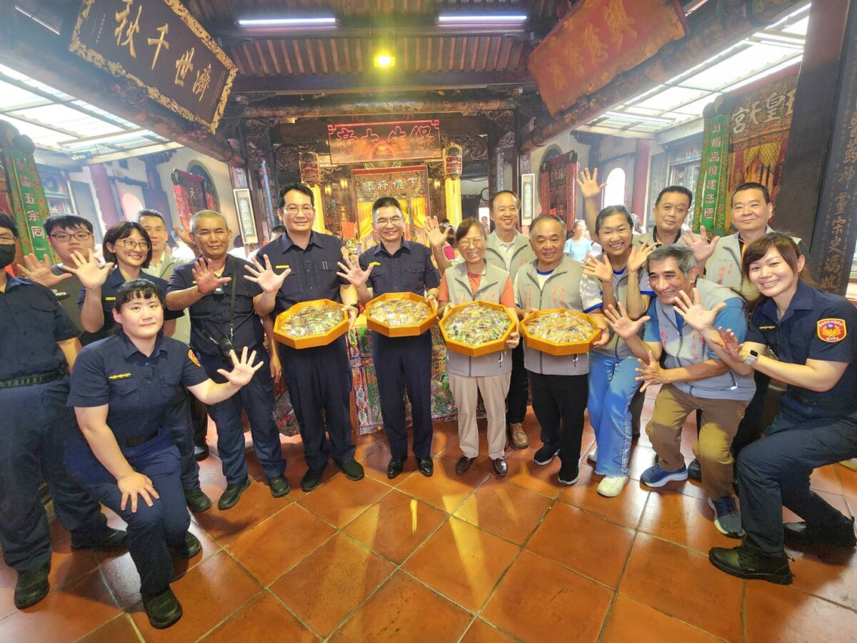 ▲祀典興濟宮與警第五分局及捐血中心於今日同步舉辦捐血活動,捐血行善獲贈聯名小神衣。(圖/記者陳彥霖攝2025.06.30)