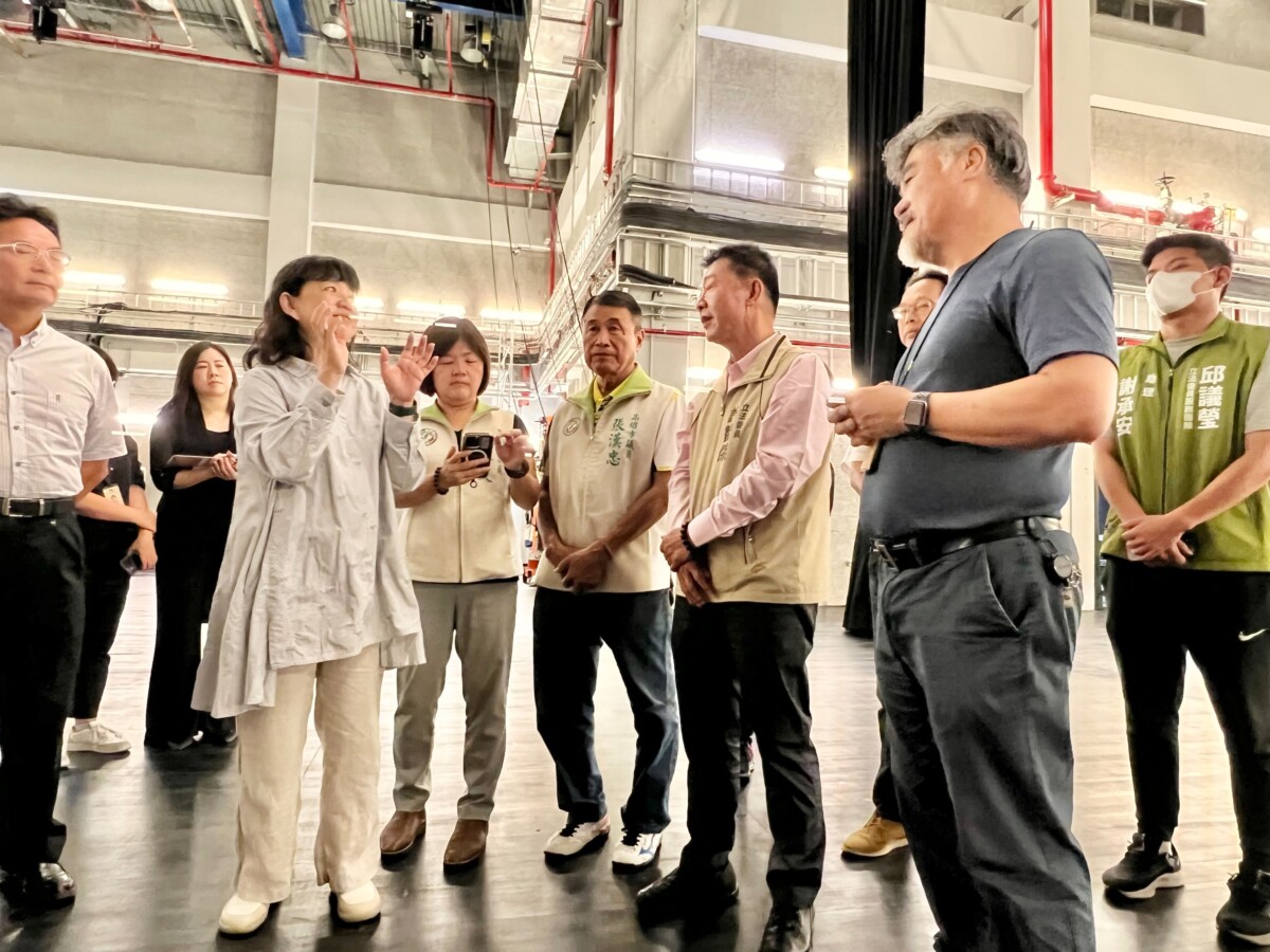 ▲圖說:立法院教育及文化委員會今(30)日前往衛武營國家藝術文化中心進行考察,由立法委員許智傑邀集。( 記者李堂安翻攝)