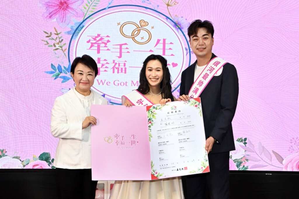 ▲台中市114年度市民暨公教人員聯合婚禮,市長盧秀燕以主婚人身分出席,帶領新人宣讀結婚誓詞,並以結婚32年的經驗傳授婚姻心法「選你所愛、愛你所選」,溫暖祝福新人牽手一生、幸福一世。(記者張玉泰攝)
