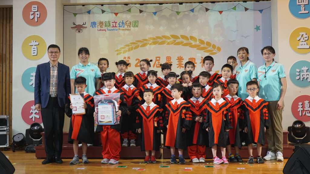 ▲鹿港鎮立幼兒園畢業典禮,許志宏鎮長一一與畢業生合照。 (記者林明佑翻攝)