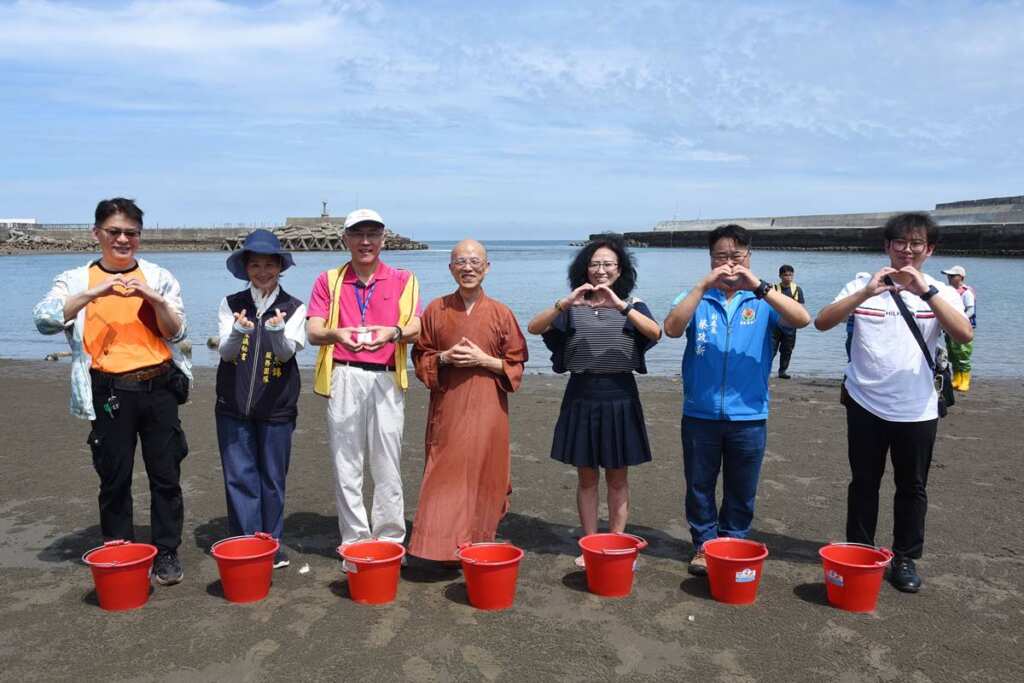 ▲財團法人福智佛教基金會29日上午在後龍鎮外埔漁港,放流3.4萬尾黑鯛魚苗,這是繼今年放流近16萬尾魚苗之後,再一次大規模放流魚苗活動。