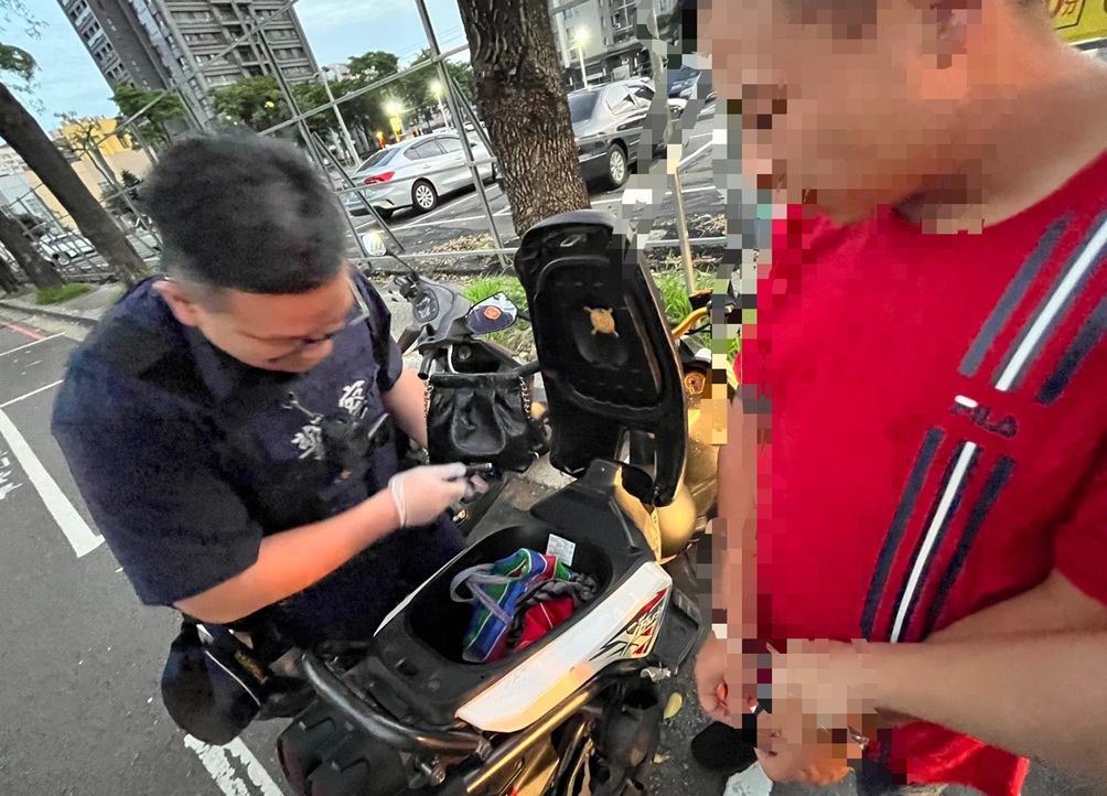 ▲圖說：員警在酒駕竊嫌彭男機車置物箱內查獲被害人遺失的手機、現金與行動電源 （圖／台中市政府 提供）