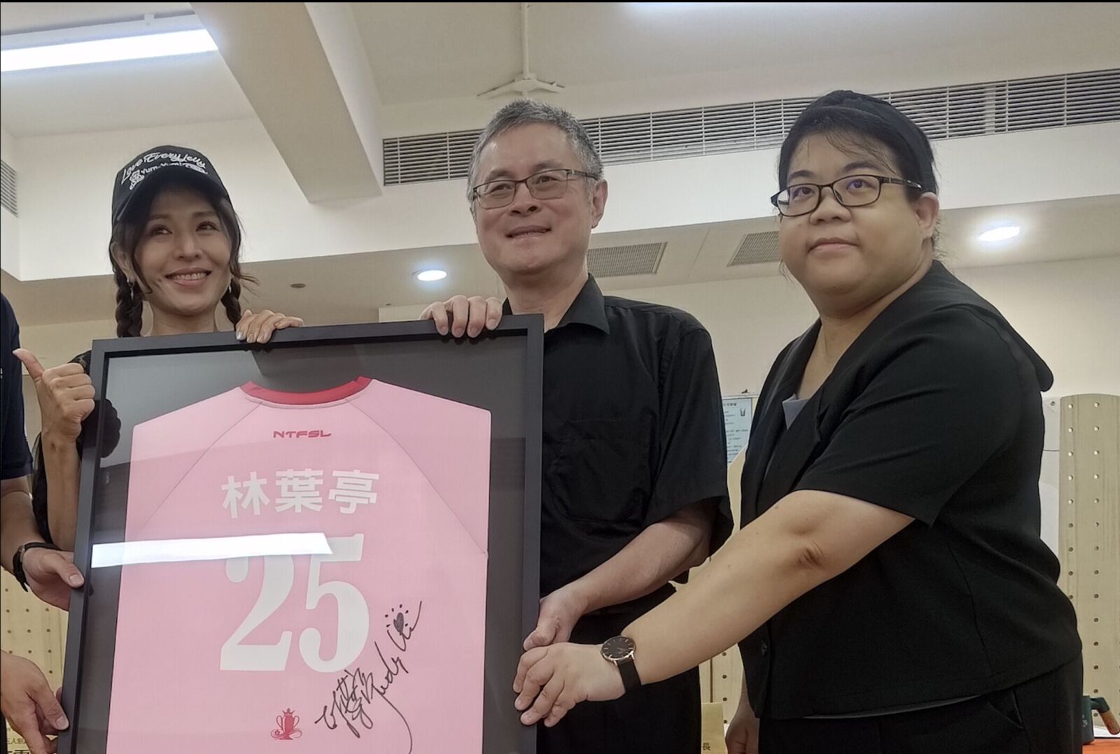 明星公益競標捐助失智症 林葉亭憶失智亡父現身力挺 294 明星公益競標捐助失智症 林葉亭憶失智亡父現身力挺 293