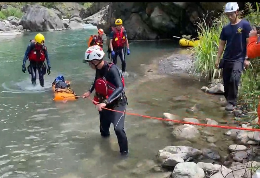 新竹五峰泛舟急流翻船 男子遭暗流吞噬命喪上坪溪 273 248250630a06