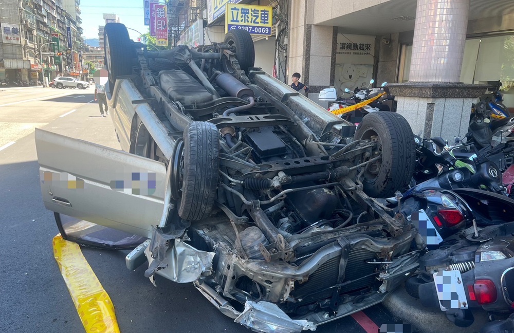 自撞路燈波及19輛機車 68歲男陽光直射眼睛失控翻車 215 cnews204250630a15