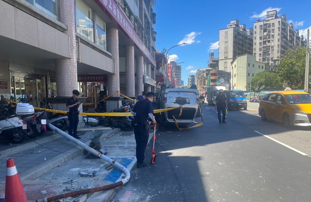 自撞路燈波及19輛機車 68歲男陽光直射眼睛失控翻車 216 cnews204250630a16