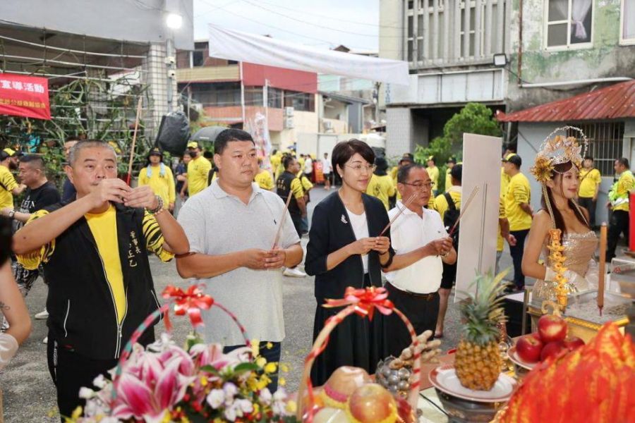 水里天聖宮虎爺聖誕遶境活動 許淑華上香祈求國泰民安