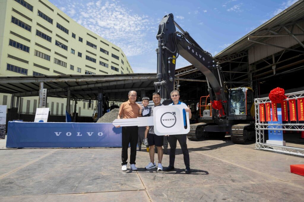 台灣首部Volvo EC360挖掘機交機儀式_敏勝營造有限公司黃冠穎經理 (右2) Volvo CE重型機械亞洲區市場總監白靖鵬(右1) 太古商用汽車事業總監陳偉忠(左1)。(圖/太古汽車提供)