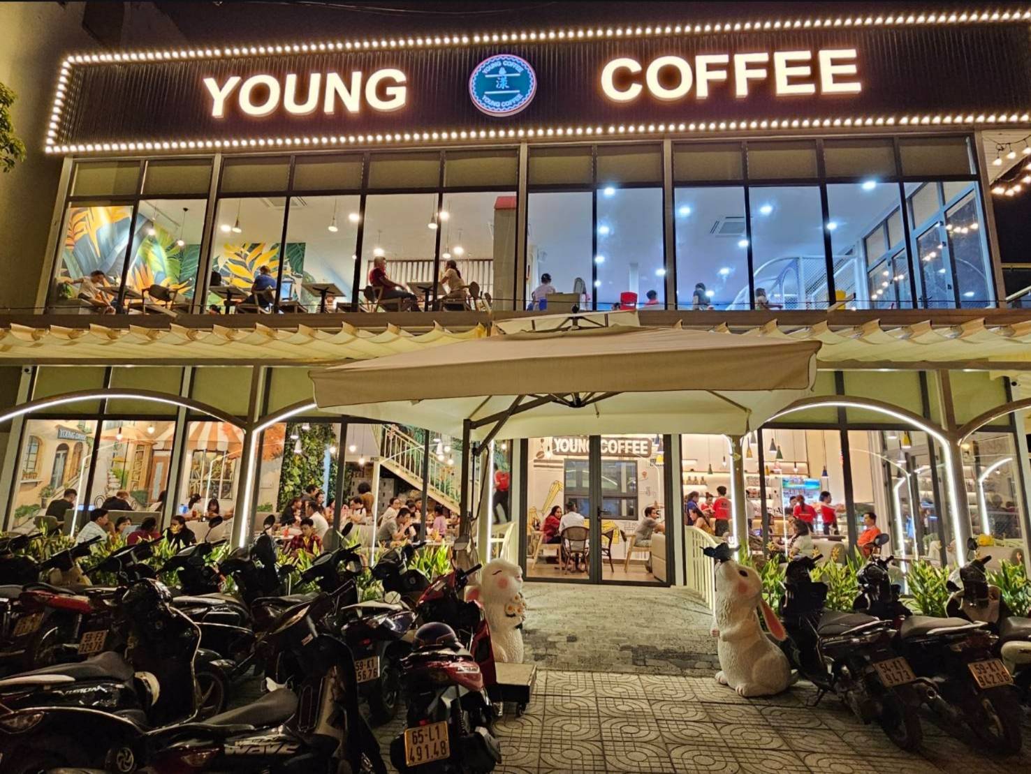 陳兆滿(滿哥)經營的「Young Coffee親子咖啡廳」,主打道地越南咖啡與異國風味。(記者 趙靜姸攝)
