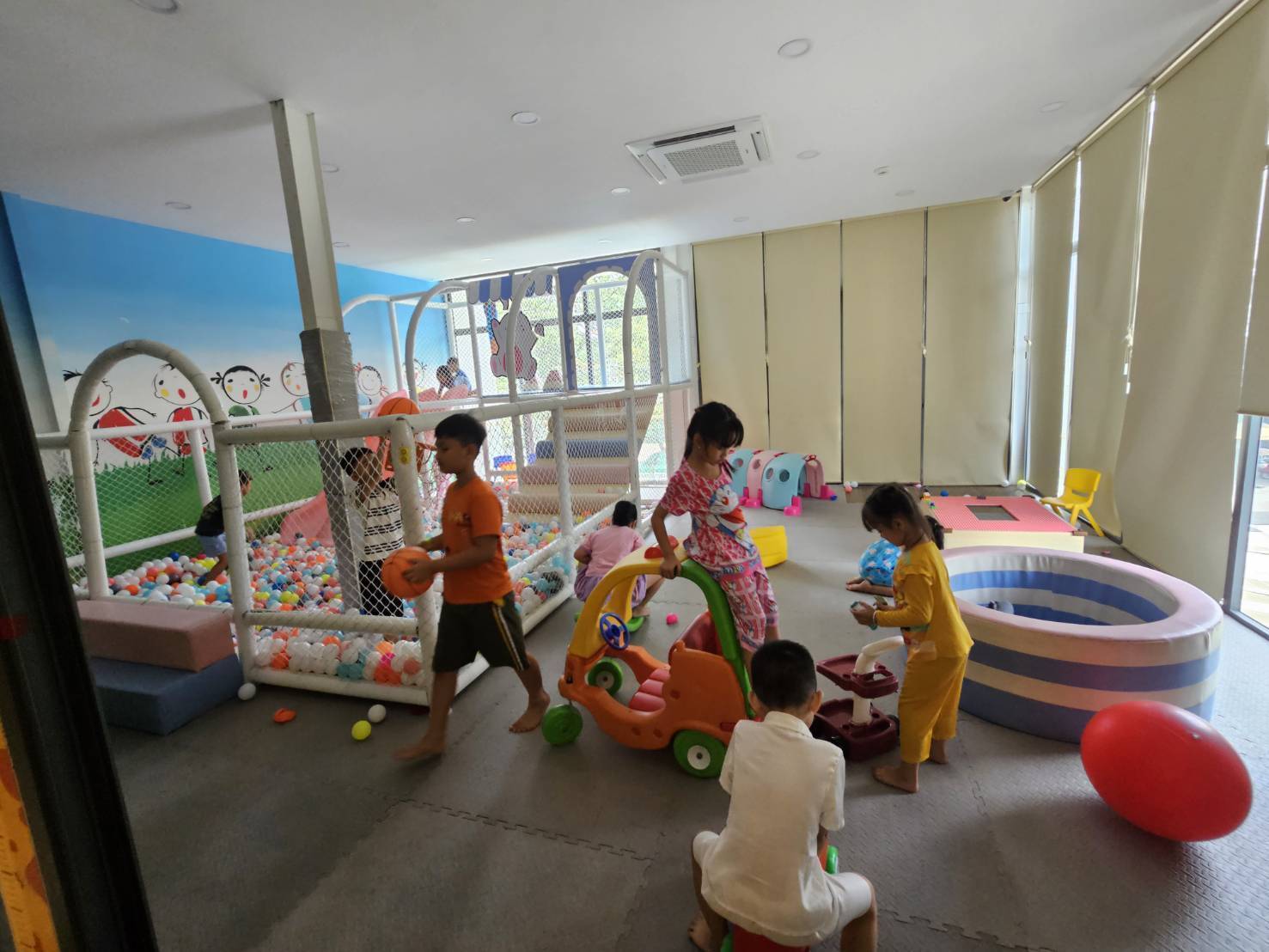 「Young Coffee親子咖啡廳」二樓設有兒童遊戲區,專人照顧小孩,讓爸媽能安心喝咖啡、聊生意!(記者 趙靜姸攝)