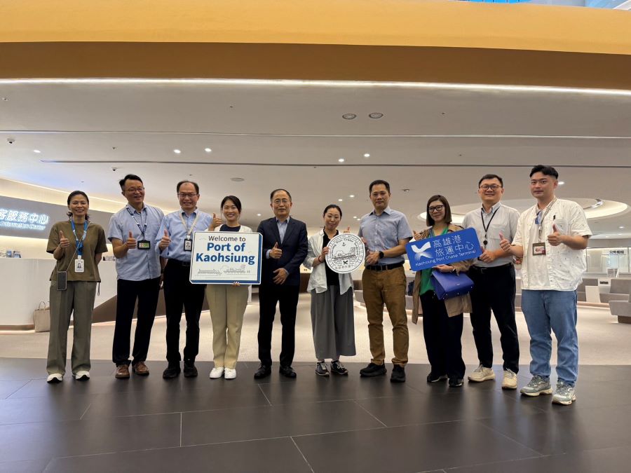 ▲臺灣港務股份有限公司張展榮業務副總經理(左5)接待來自日本的三井海洋郵輪踩線團代表佐佐木 真依及水谷 真里香(左4、右5),並邀請高雄市政府到場行銷高雄觀光。