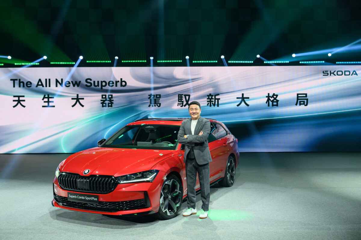 ▲歷經九十年淬鍊與世代演進，Skoda超級旅行車 Superb由 Skoda Taiwan 總裁李御林揭幕全新第四代車型。(記者劉嘉菲翻攝)
