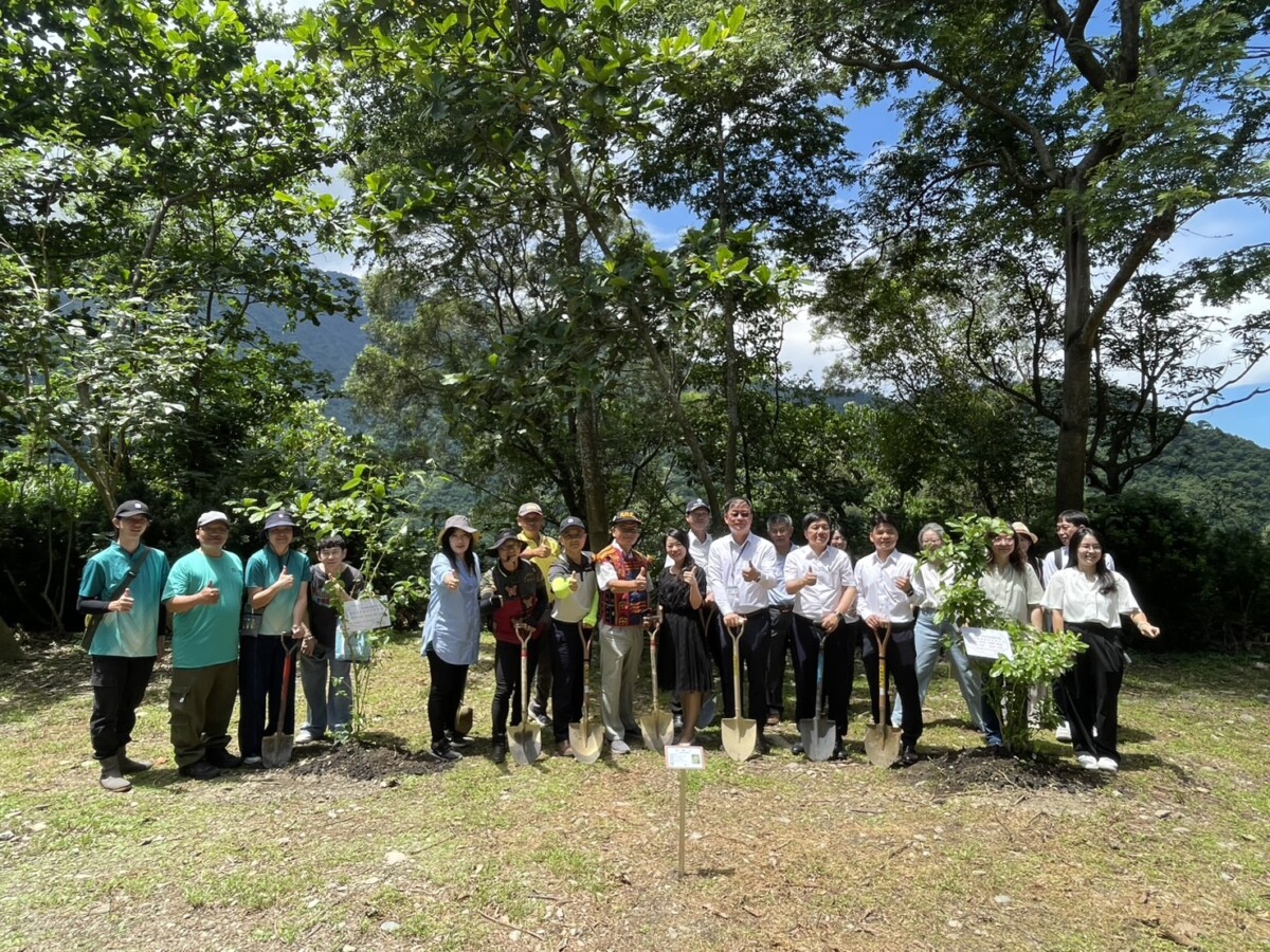▲中鋼通運公司張秋波董事長、林錦駿總經理率領團隊與茂林國中王耀英校長、茂林國小陳美媛校長及茂林國家風景區管理處陳俊綺秘書、陳雅雯科長共同參與紫斑蝶蜜源植樹活動。