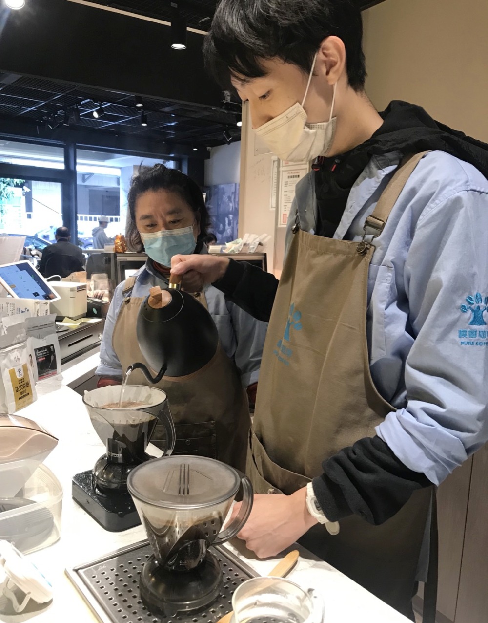 「樸樹咖啡」萬華店 用時間萃出一杯好咖啡 漫遊歷史街後 來品嚐一杯好咖啡 1 ▲員工認真煮手沖咖啡,用心給每一位顧客好咖啡。(圖/樸樹咖啡提供)