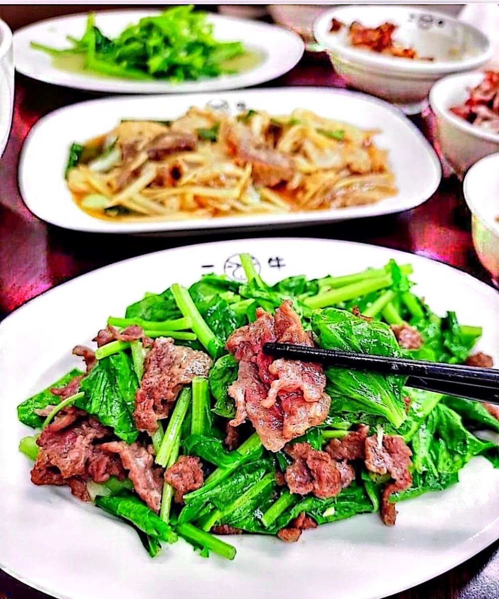 台南安平「二牛牛肉湯」 恆溫分解室確保鮮味無損 完美呈現牛肉湯本質 6 ▲芥蘭牛肉是許多饕客必點的菜色。(圖/二牛牛肉湯提供)