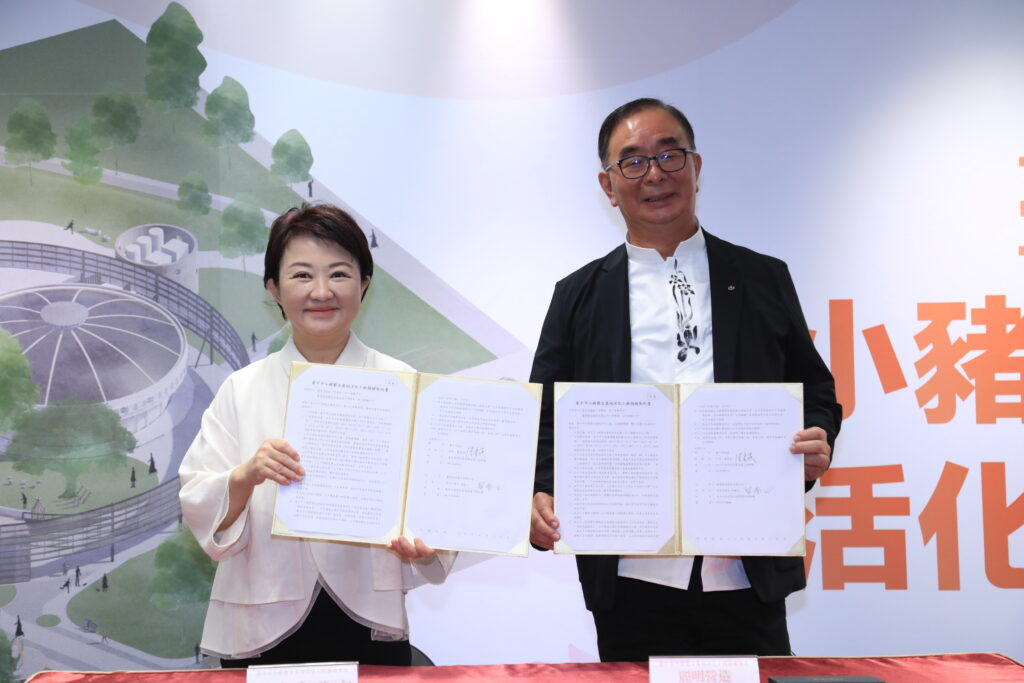市長盧秀燕與吳董事長簽署捐贈合約