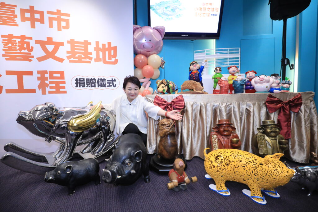 市長盧秀燕與各式豬藝術品合影 2