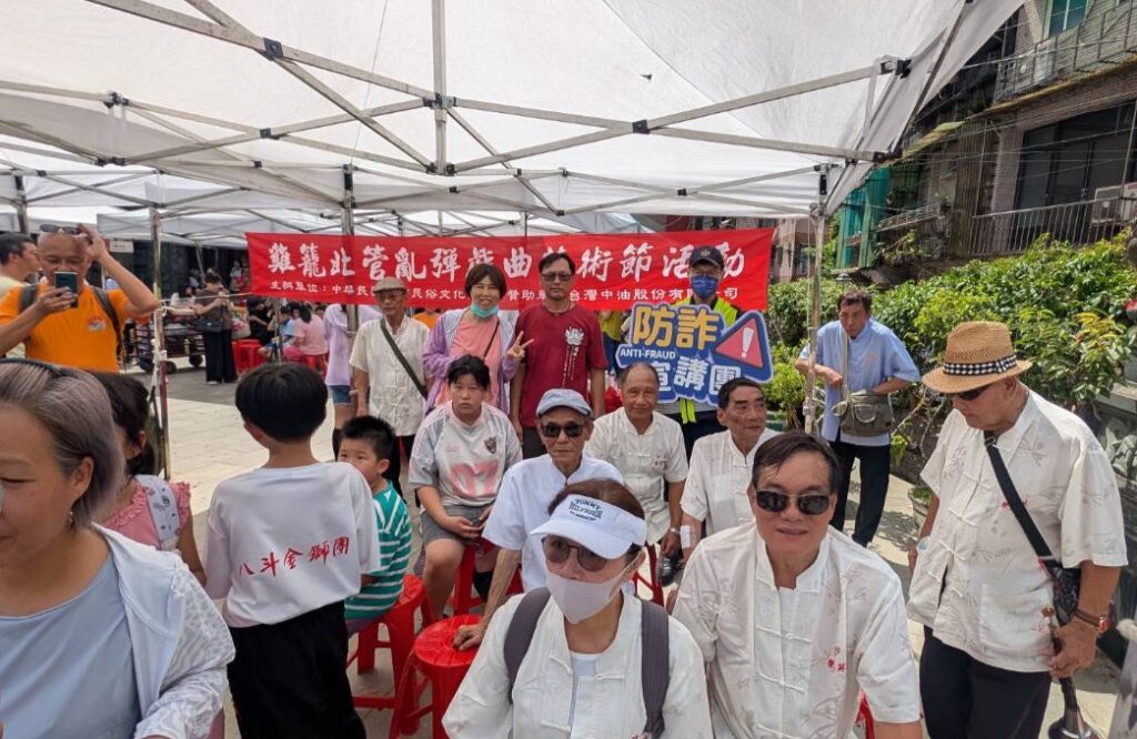 警方現場宣導反詐騙及協助交通疏導。(圖/記者薛秀蓮翻攝)