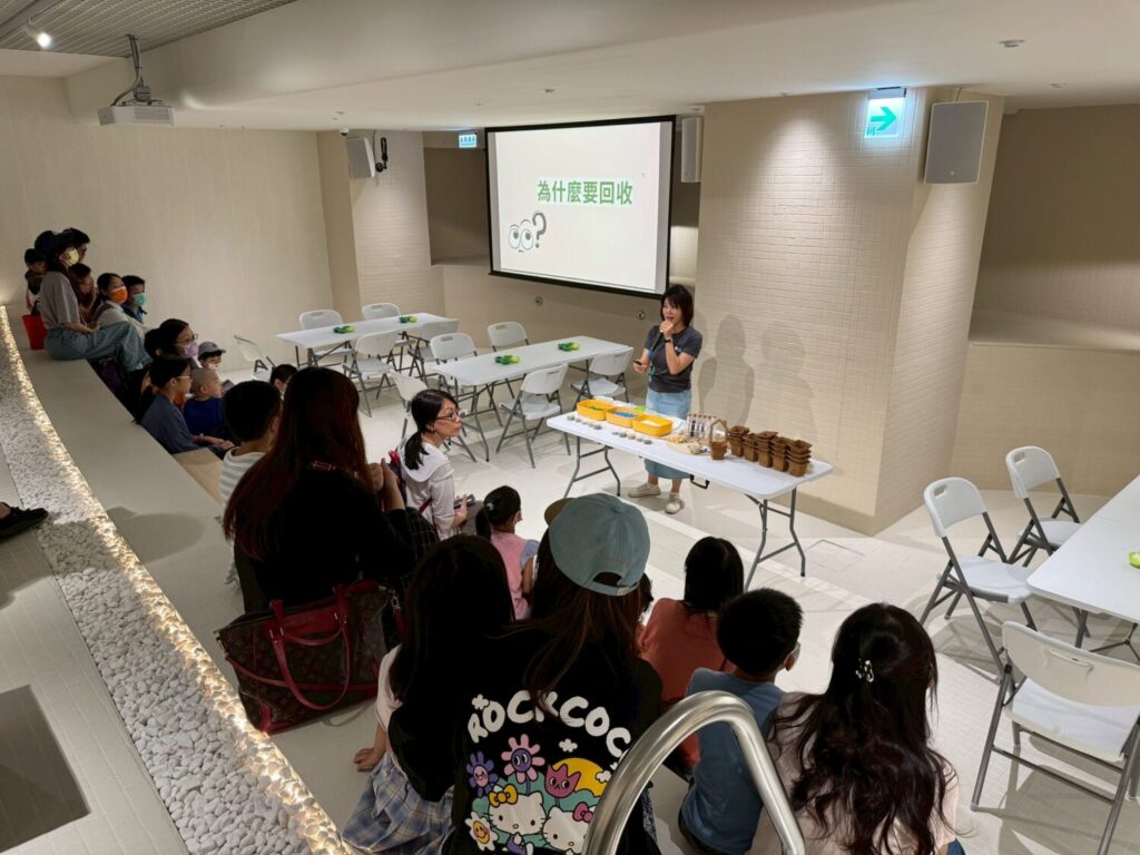 透過簡單講座,讓學童們了解垃圾分類也是永續的一部分。(圖/遠雄文教公益基金會提供)