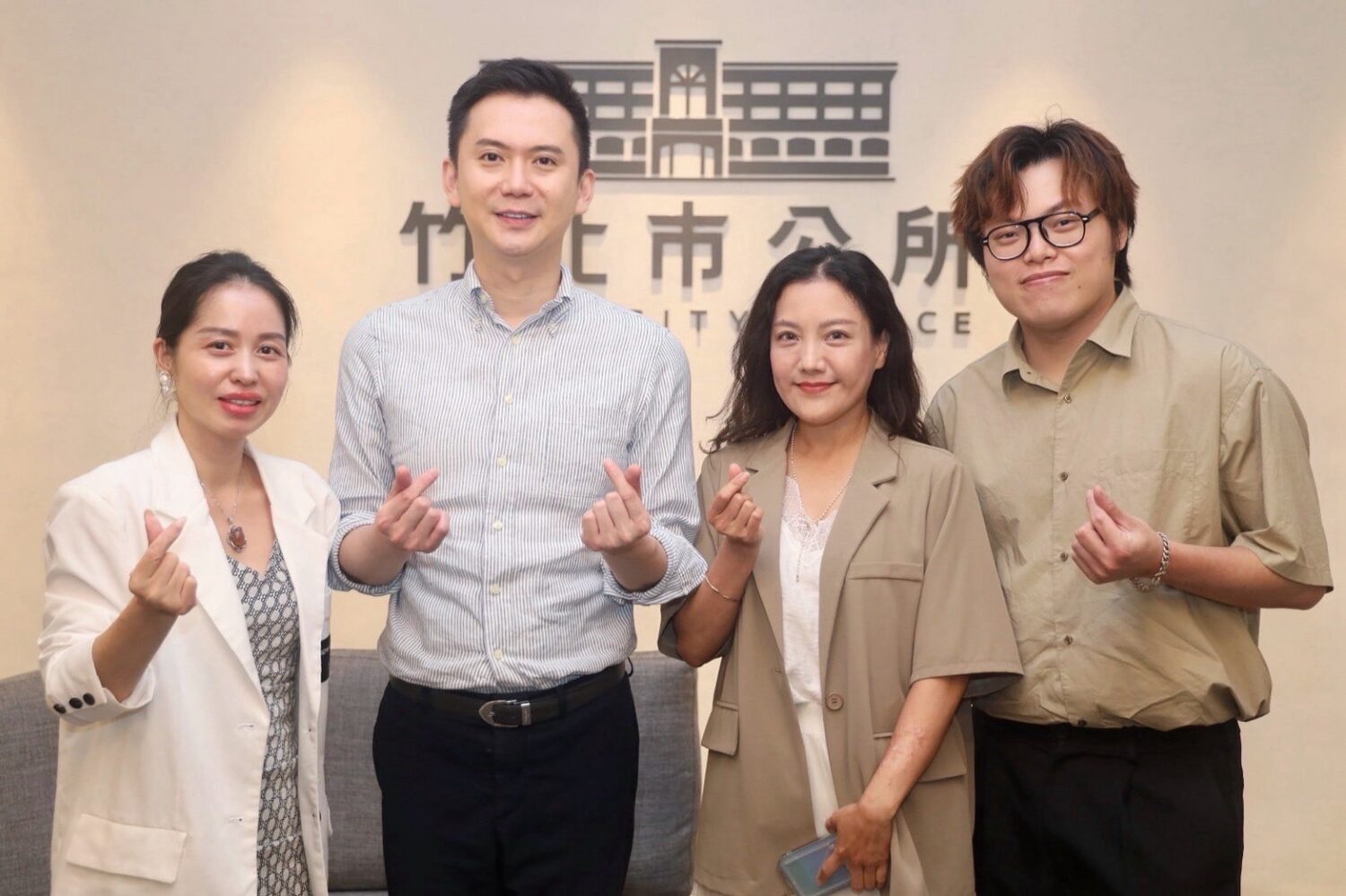 CIBE團隊馮晏昀理事長(左一)拜訪竹北市公所鄭朝方市長(左二)推動美業教育與在地合作。(圖/主辦單位提供)