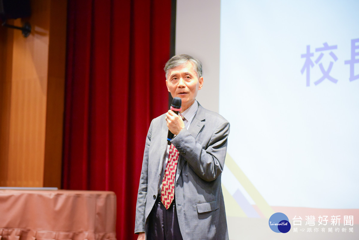 李英明校長蒞臨致詞,勉勵職員發揮AI創新潛能。