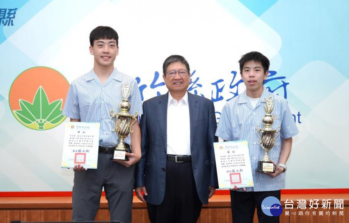 新竹縣市跨校聯隊，參加Robofest機器人大賽世界總決賽，勇奪「醫療機器人高級組世界冠軍」及「最佳人氣獎」，縣長楊文科於縣府公開表揚。