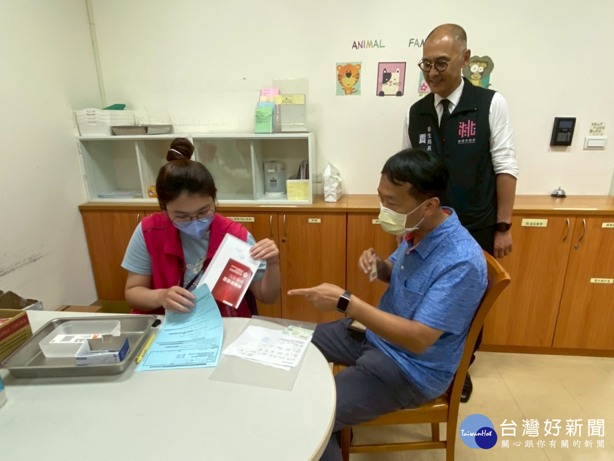 為瞭解接種準備情形,衛生局長賈蔚前往桃園區衛生所視察。