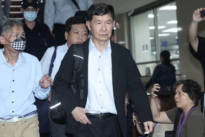 台北地方法院1日審理京華城案,傳喚前台北市副市長彭振聲(中)出庭;彭振聲開庭前聽聞妻子過世消息痛哭失聲,隨後向法庭請假準備回高雄。 中央社