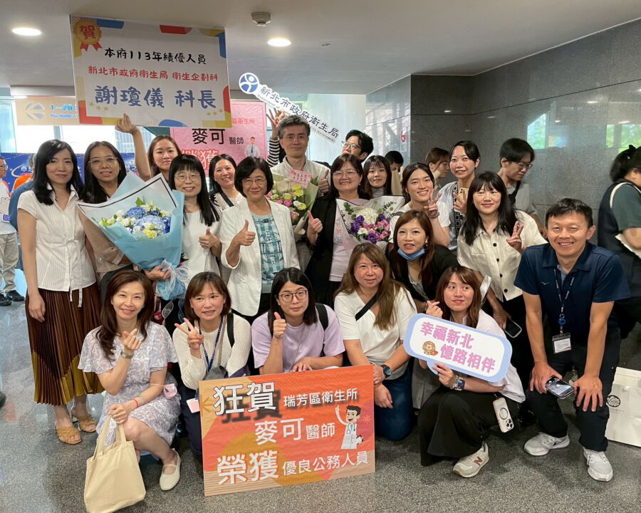 圖／衛生局長陳潤秋分享，衛生局瑞芳衛生所主任麥可榮獲模範公務員的殊榮，另高長科科長侯嘉玲、企劃科科長謝瓊儀則榮獲績優人員。（陳潤秋臉書）